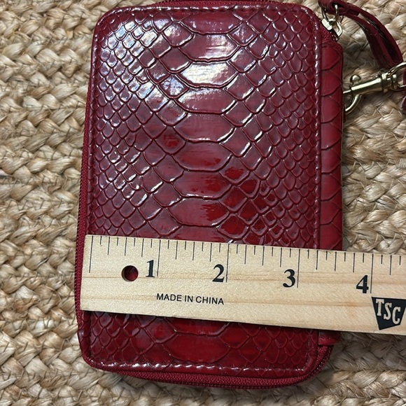 Red Croc Print Womens Wristlet Zippered Closure Wallet with Exterior Pocket - Picture 7 of 9